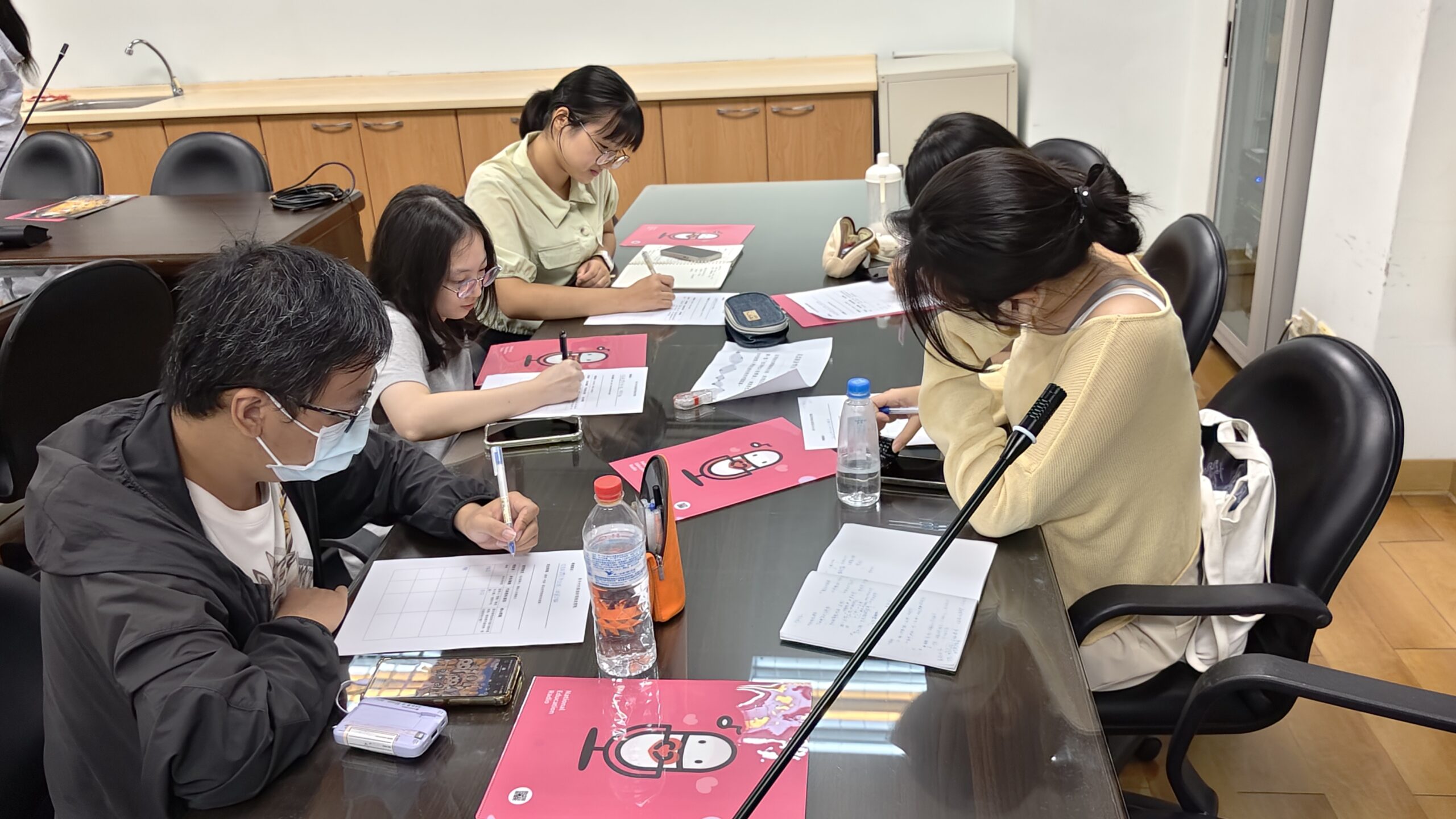 部分學員草擬新聞採訪播音稿